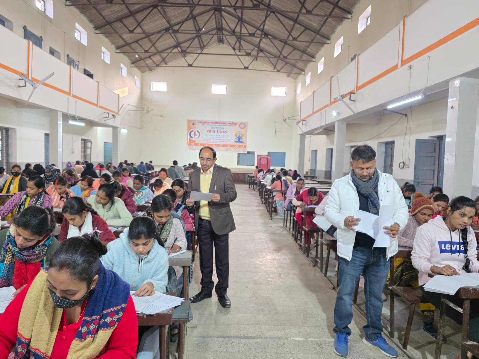 पीजी कॉलेज गाजीपुर में गुरुवार को 24 नकलची पकड़े गए