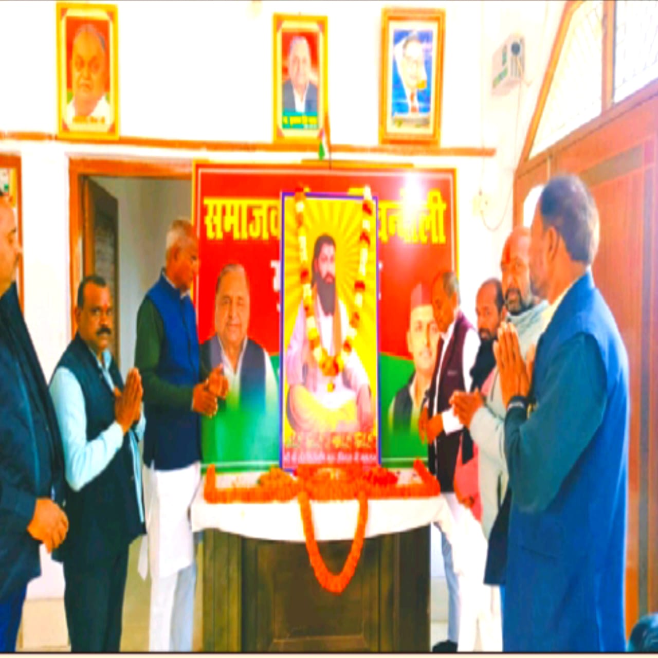 सपा कार्यालय मुगलसराय में श्रद्धा से मनाई गई संत गुरु रविदास जयंती
