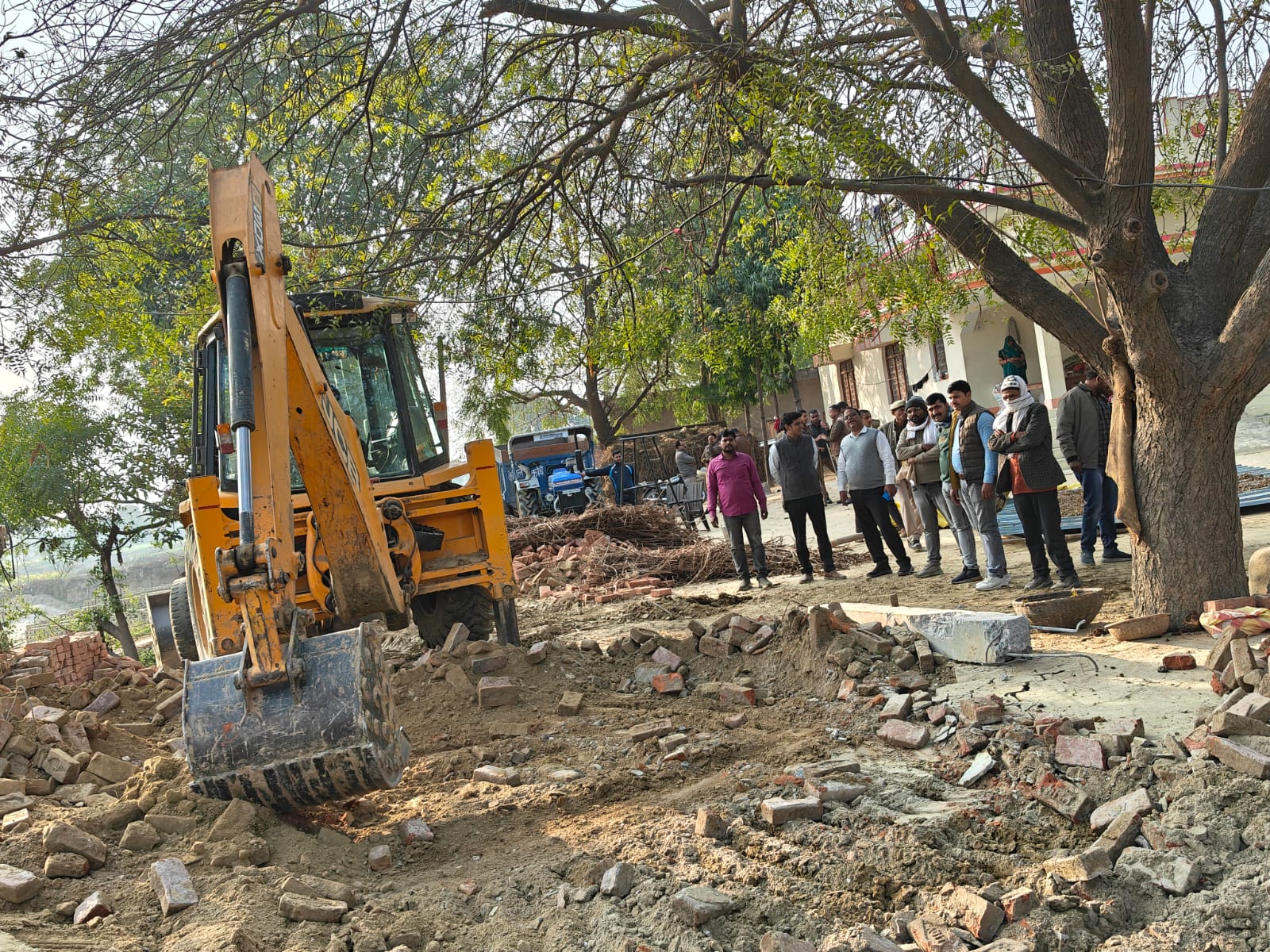 सरकारी चकरोड से हटाया गया अतिक्रमण, भारी पुलिस बल तैनात