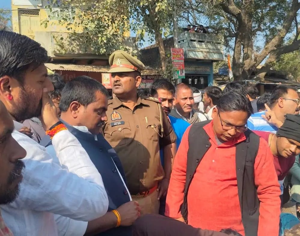 सड़क हादसे में किशोर की मौत, शव रखकर ग्रामीणों का विरोध