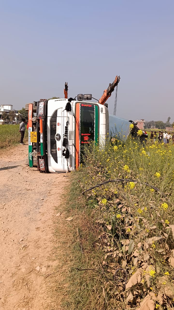टोल टैक्स बचाने के चक्कर में भस्सी लदी ट्रक खाई में पलटी