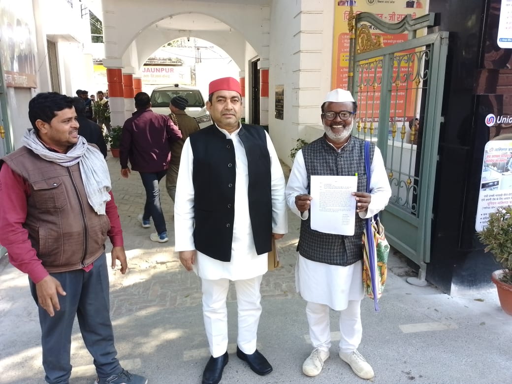 बादशाहपुर रेलवे स्टेशन की जनसमस्याओं को लेकर जिलाधिकारी को सौंपा गया ज्ञापन