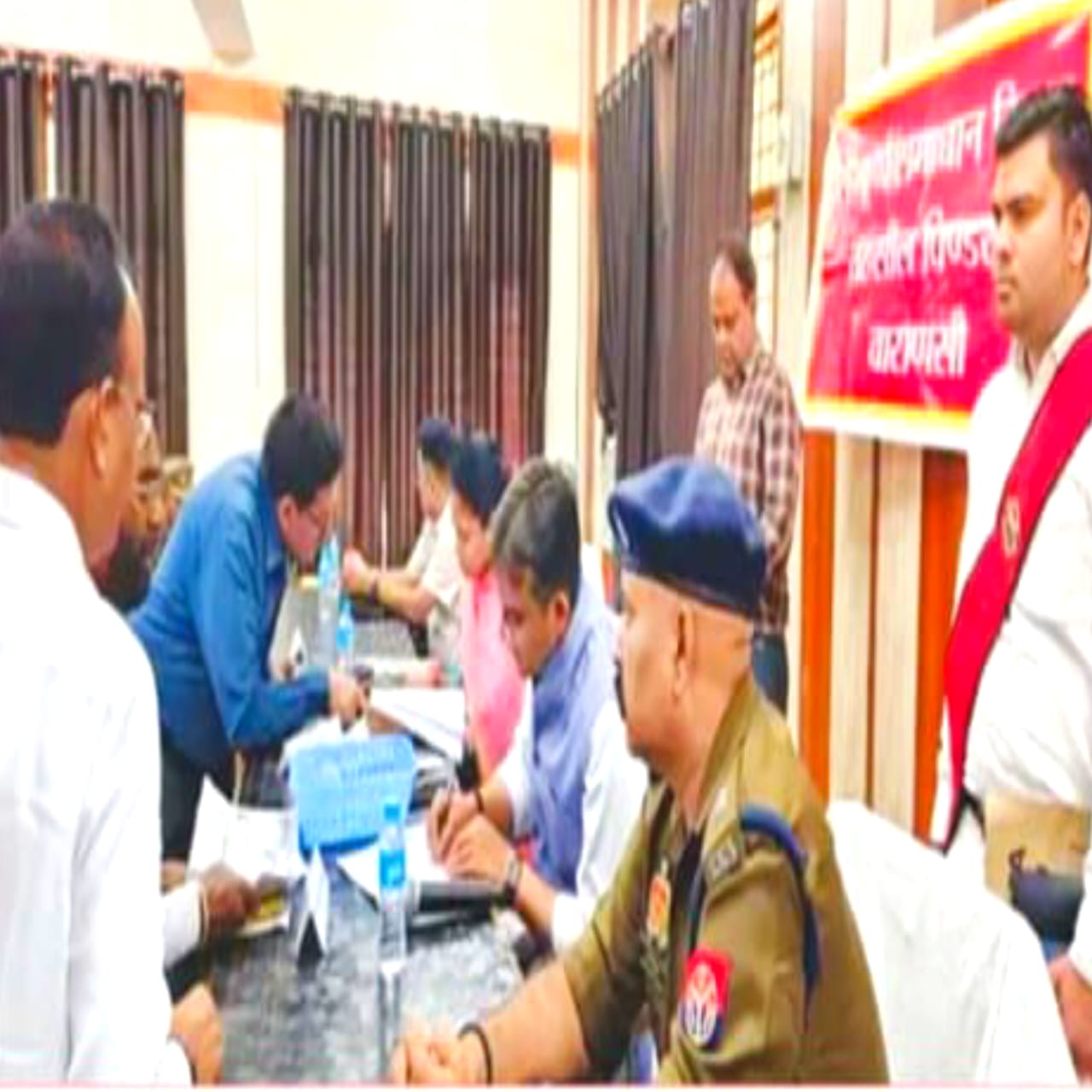 संपूर्ण समाधान दिवस में डीएम ने सुनीं जन समस्याएं