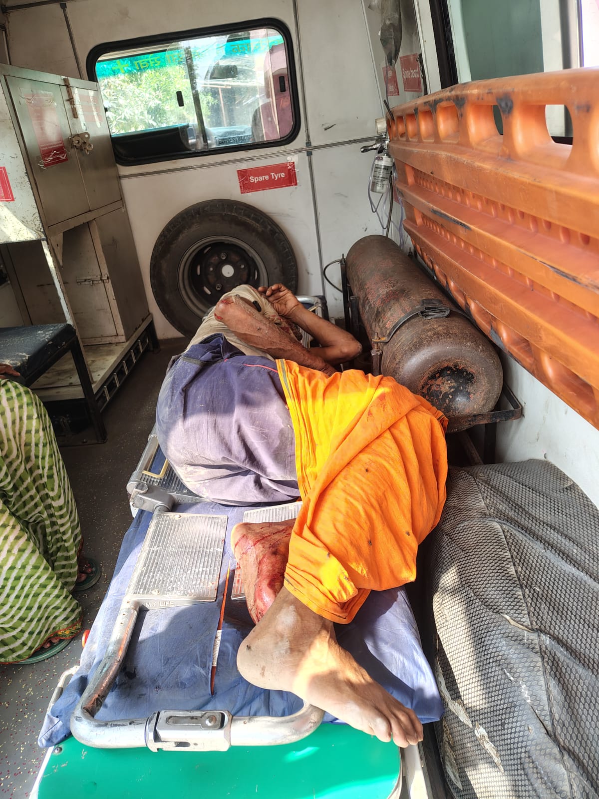 तेज रफ्तार बाइक की टक्कर से परदेसी घायल