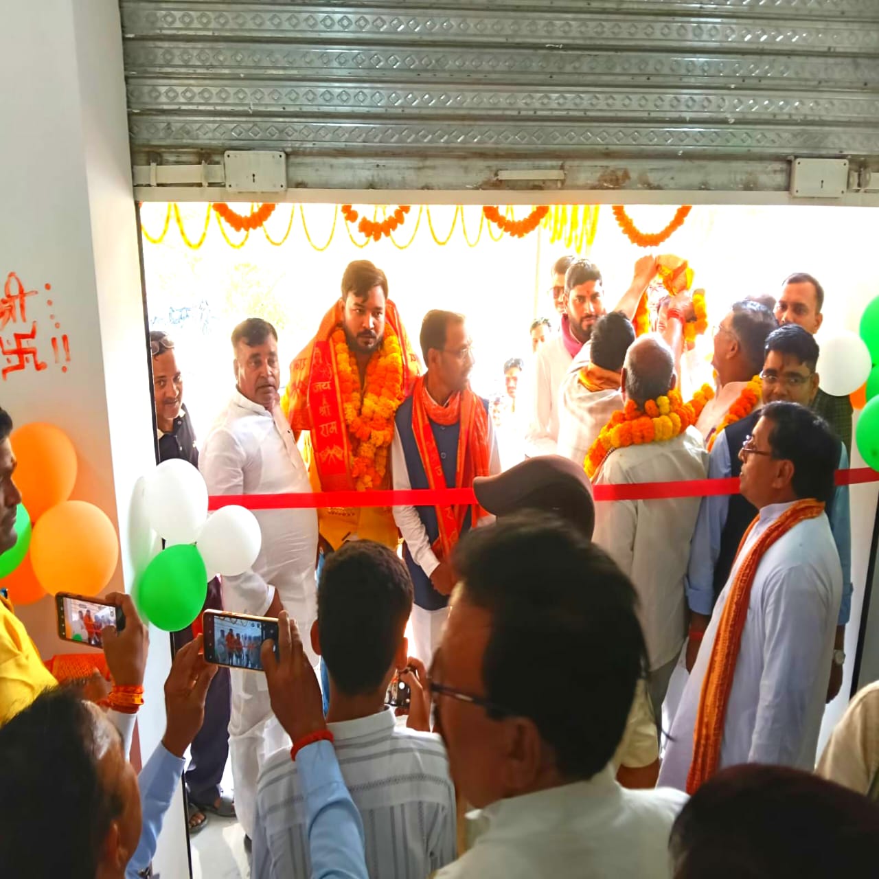 बरसठी में हनुमान टीवीएस शोरूम का भव्य उद्घाटन