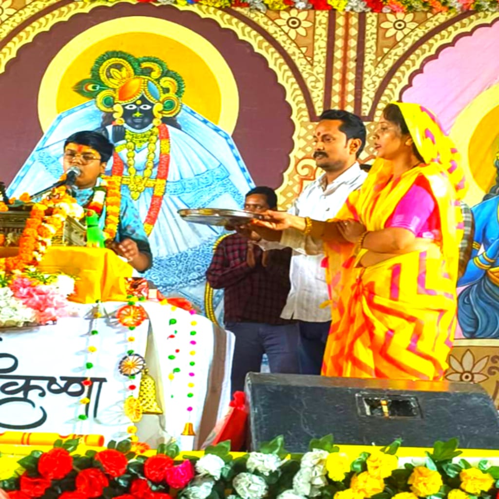 कृष्ण जन्म प्रसंग पर भाव-विभोर हुए श्रद्धालु, जयघोष से गूंजा पंडाल