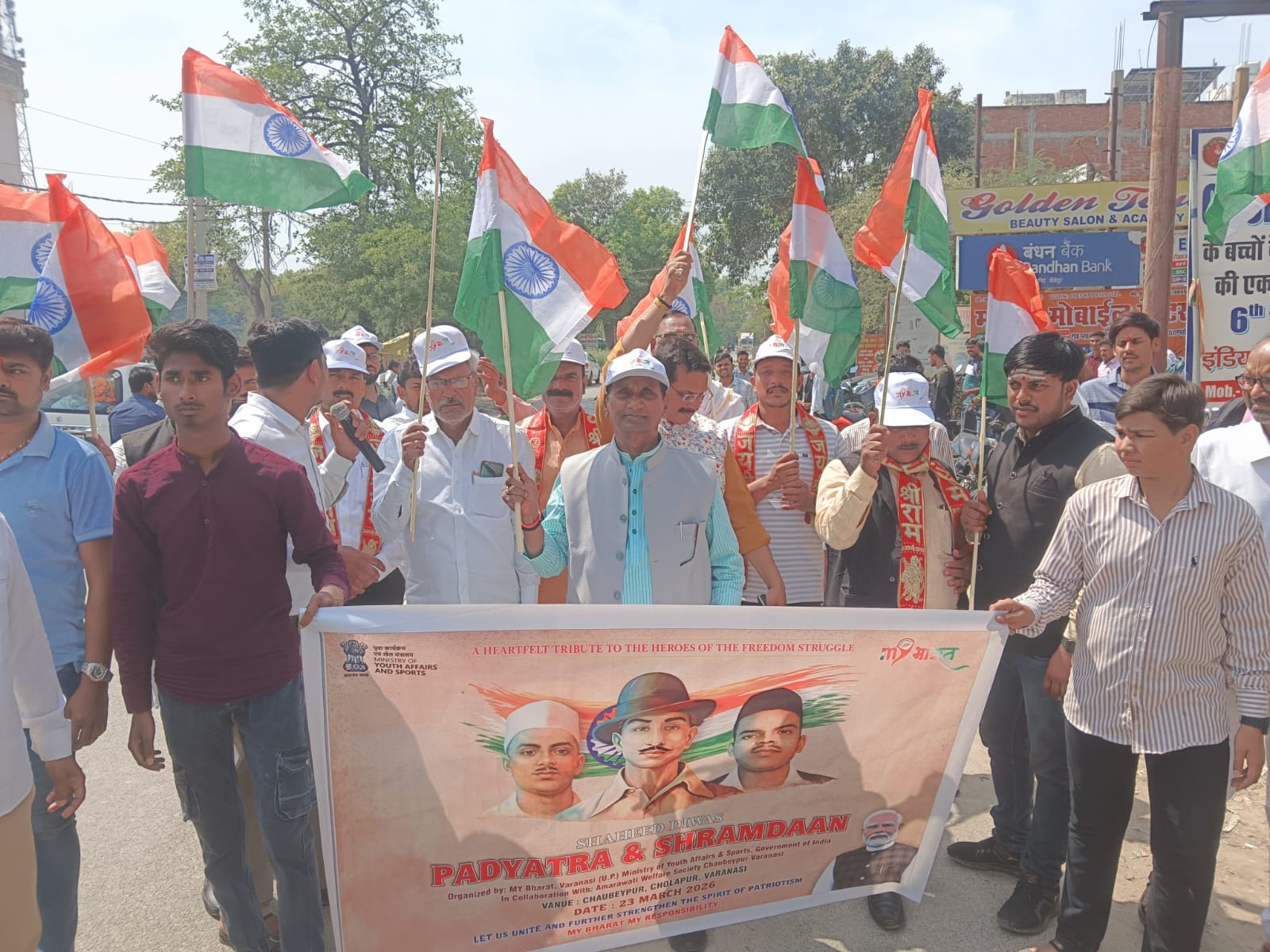 शहीद दिवस पर चौबेपुर में निकली तिरंगा पदयात्रा, श्रमदान कर दी श्रद्धांजलि