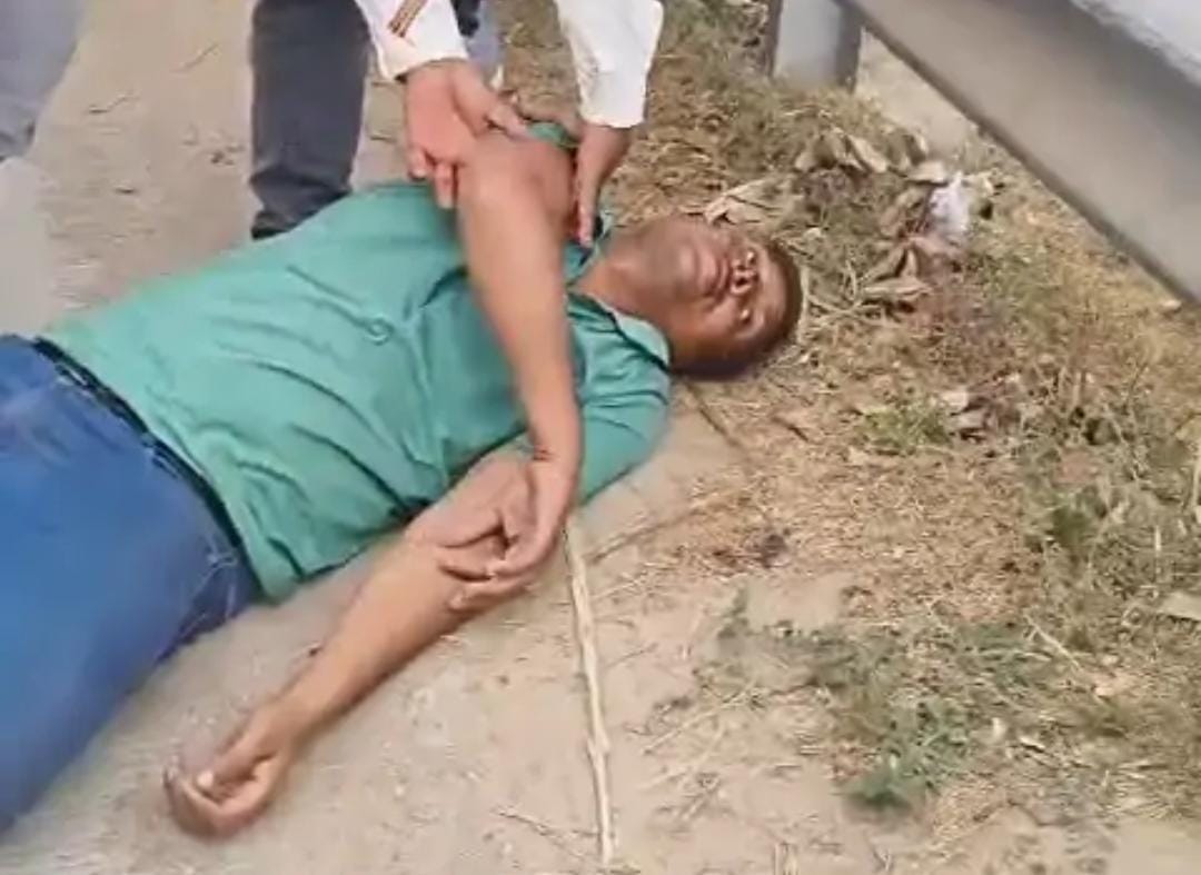 शाहपुर के पास लोडिंग ऑटो पलटा, चालक घायल