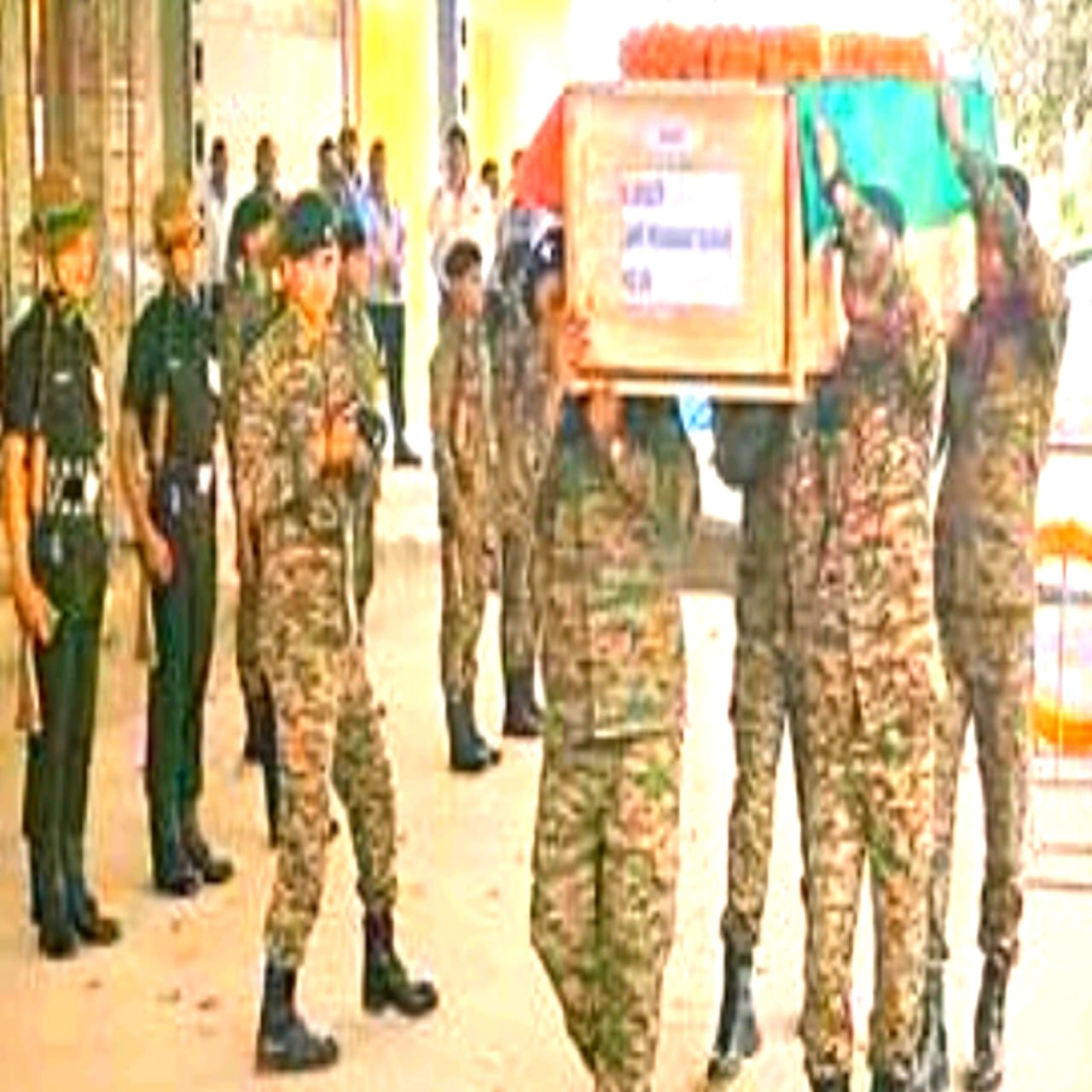 शहीद कैप्टन प्रशांत को बाबतपुर एयरपोर्ट पर दी गई अंतिम सलामी