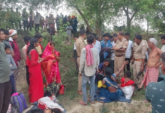 मिर्जामुराद में दर्दनाक हादसा: मजदूरों से भरी ट्रैक्टर-ट्रॉली पलटी, युवक की मौत