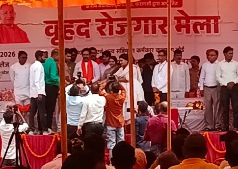 मिर्जामुराद में बृहद रोजगार मेला: 4200 युवाओं ने लिया भाग, 1234 को मिला नौकरी का ऑफर