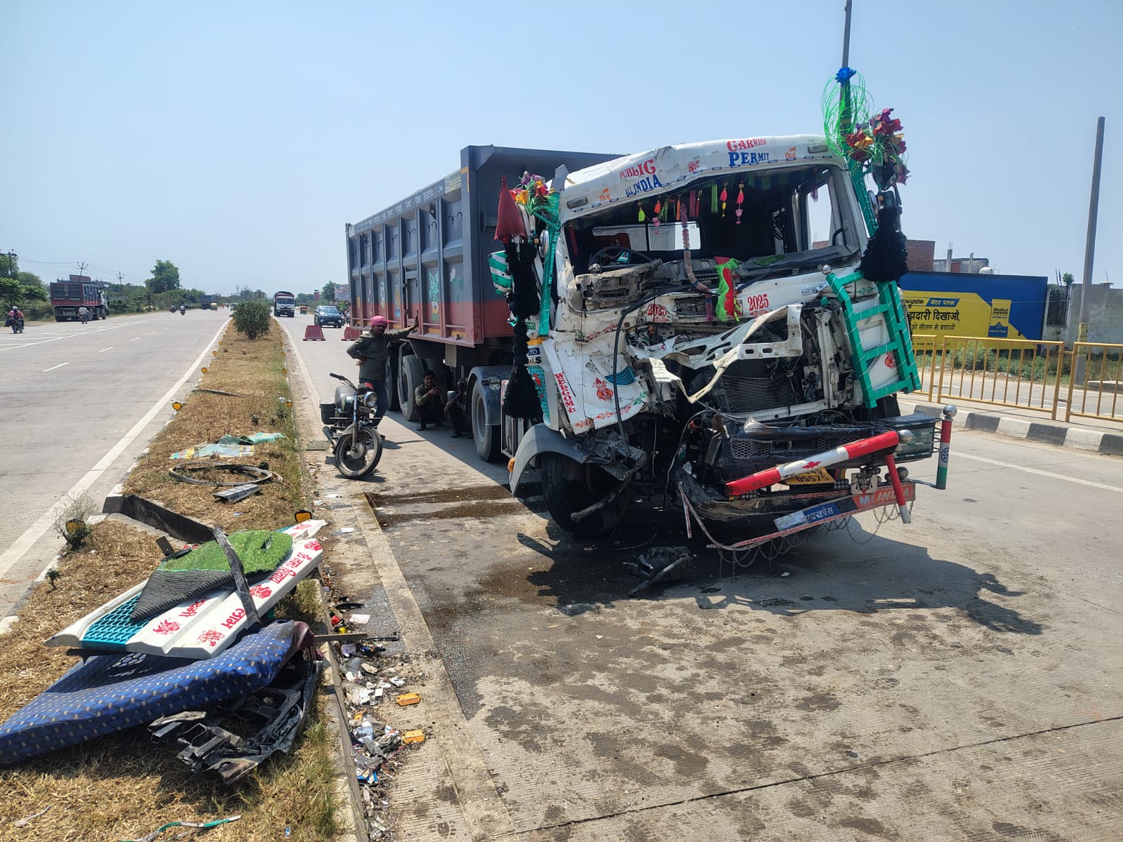 डुबकियाँ बाजार में तीन डंपरों की भीषण टक्कर, छह घायल