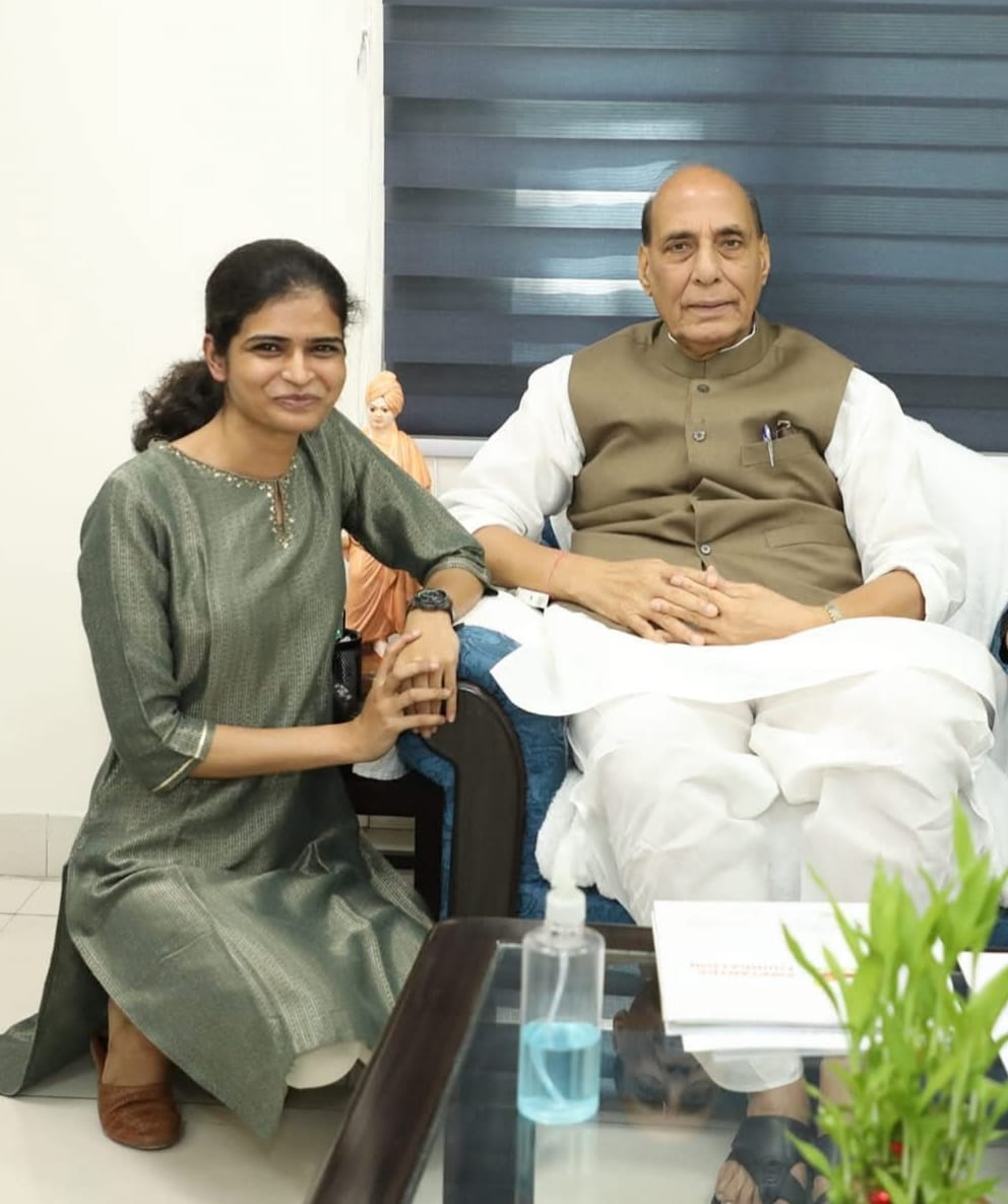 जौनपुर की बेटी राजिता सिंह बनीं PCS अधिकारी, केराकत में जश्न का माहौल