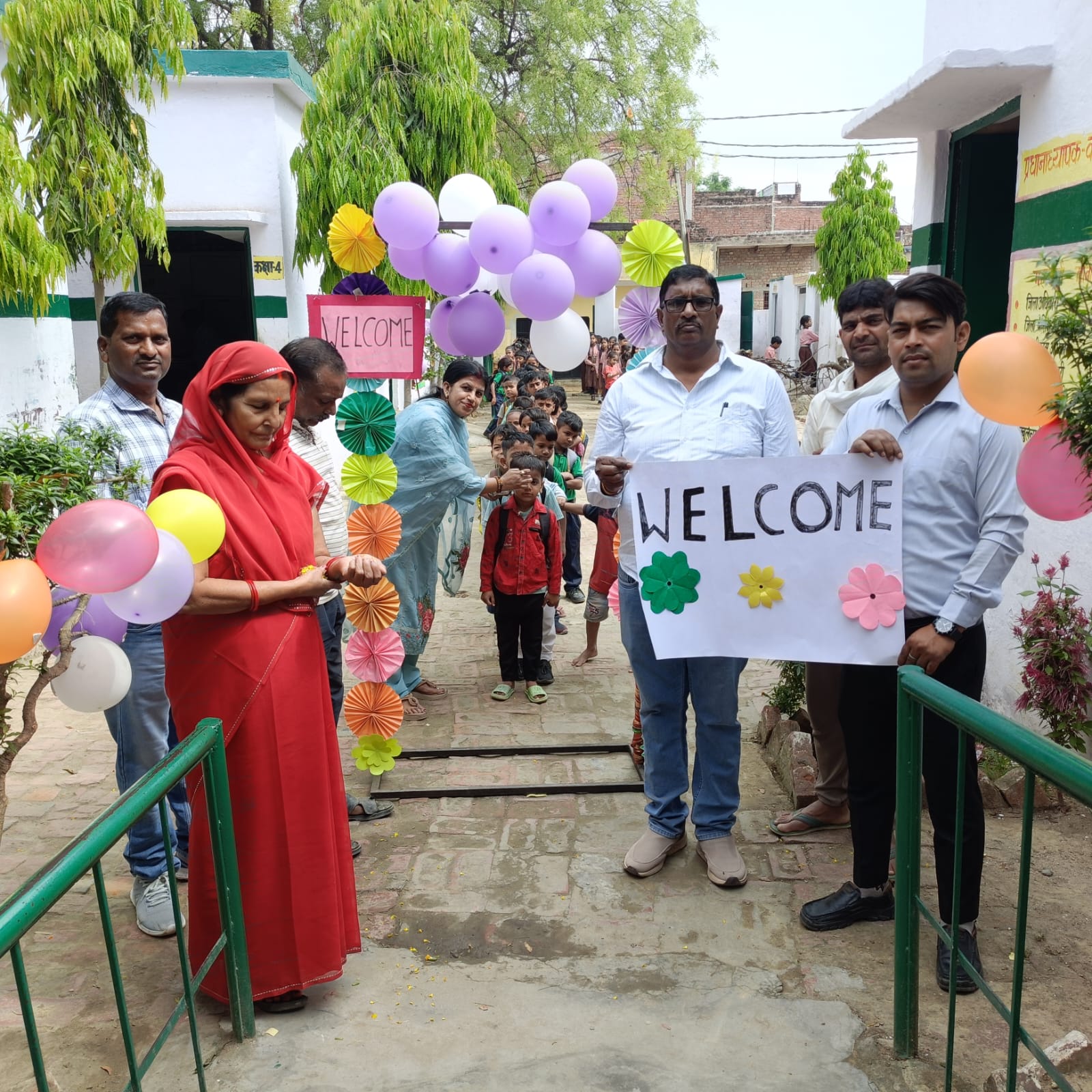 प्राथमिक विद्यालय चंद्रावती में नए सत्र का उत्साहपूर्ण आगाज, नन्हें विद्यार्थियों का हुआ आत्मीय स्वागत