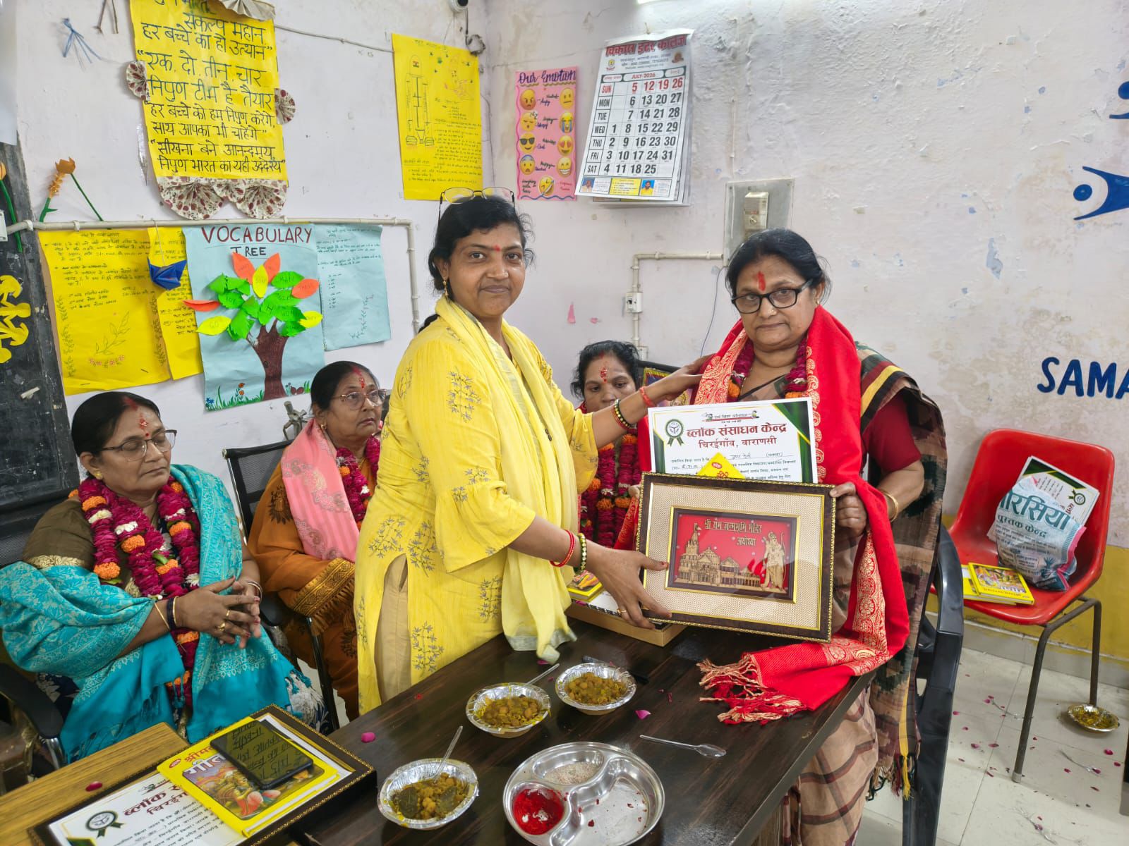 सेवानिवृत्त शिक्षकों को दी गई भावभीनी विदाई, सम्मान समारोह में झलकी संवेदनाएं