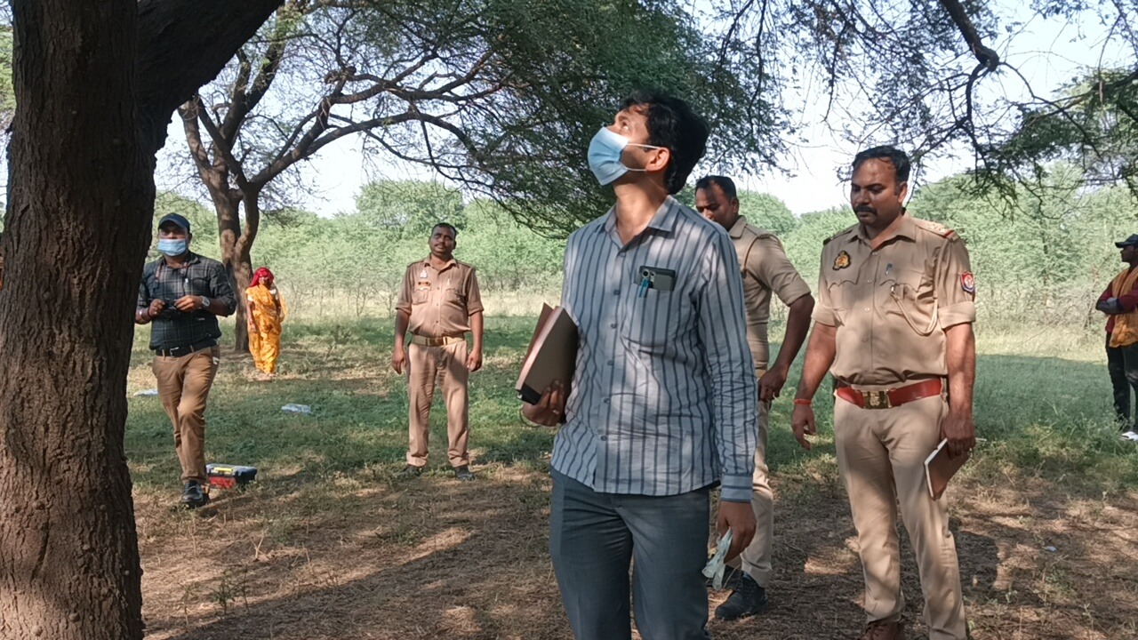मार्कण्डेय महादेव जंगल में पेड़ से लटका मिला युवक का शव, क्षेत्र में सनसनी