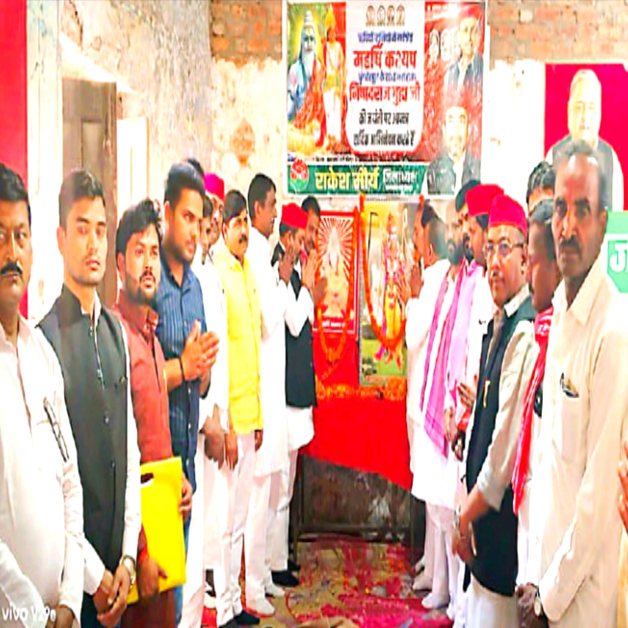 सपा कार्यालय में निषादराज व महर्षि कश्यप की जयंती मनाई गई