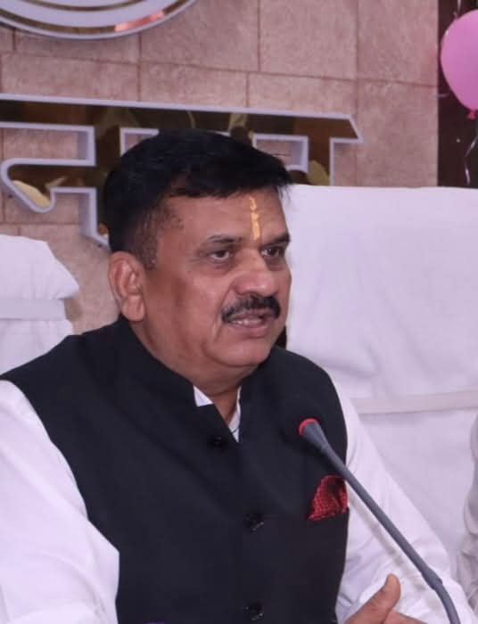 जिलाधिकारी का वेतन रोकने का आदेश फिलहाल स्थगित, कोर्ट ने मांगा प्रगति विवरण