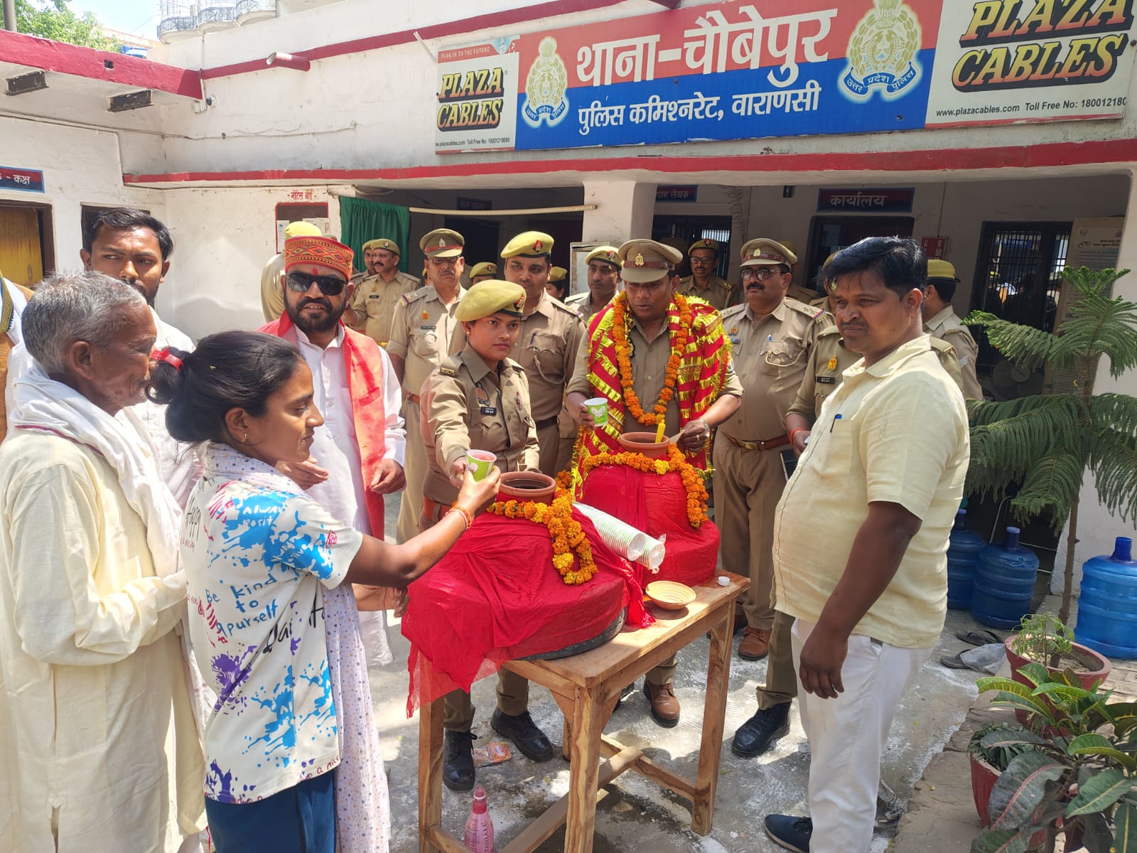 भीषण गर्मी में राहत पहल: चौबेपुर थाने में शुरू हुआ निशुल्क प्याऊ व शरबत वितरण
