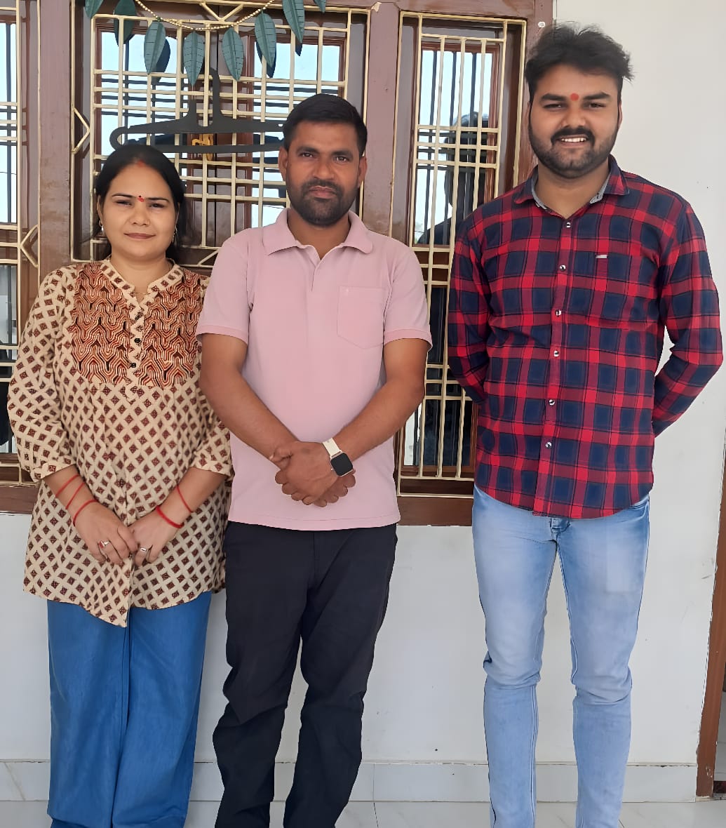 साहित्यिक संवाद से गूंजा कुड़ाडीह, अर्पित सर्वेश का आशीष तिवारी के आवास पर आगमन